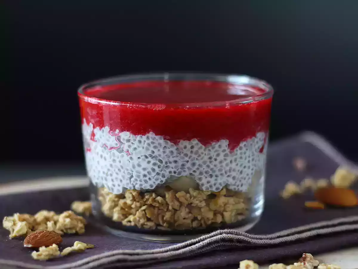 Verrines van chia pudding met kokosmelk, frambozen en granola - foto 2