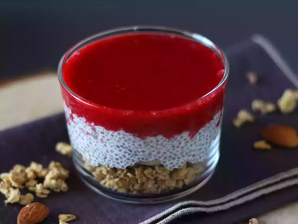 Verrines van chia pudding met kokosmelk, frambozen en granola - foto 3