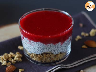 Verrines van chia pudding met kokosmelk, frambozen en granola - foto 3