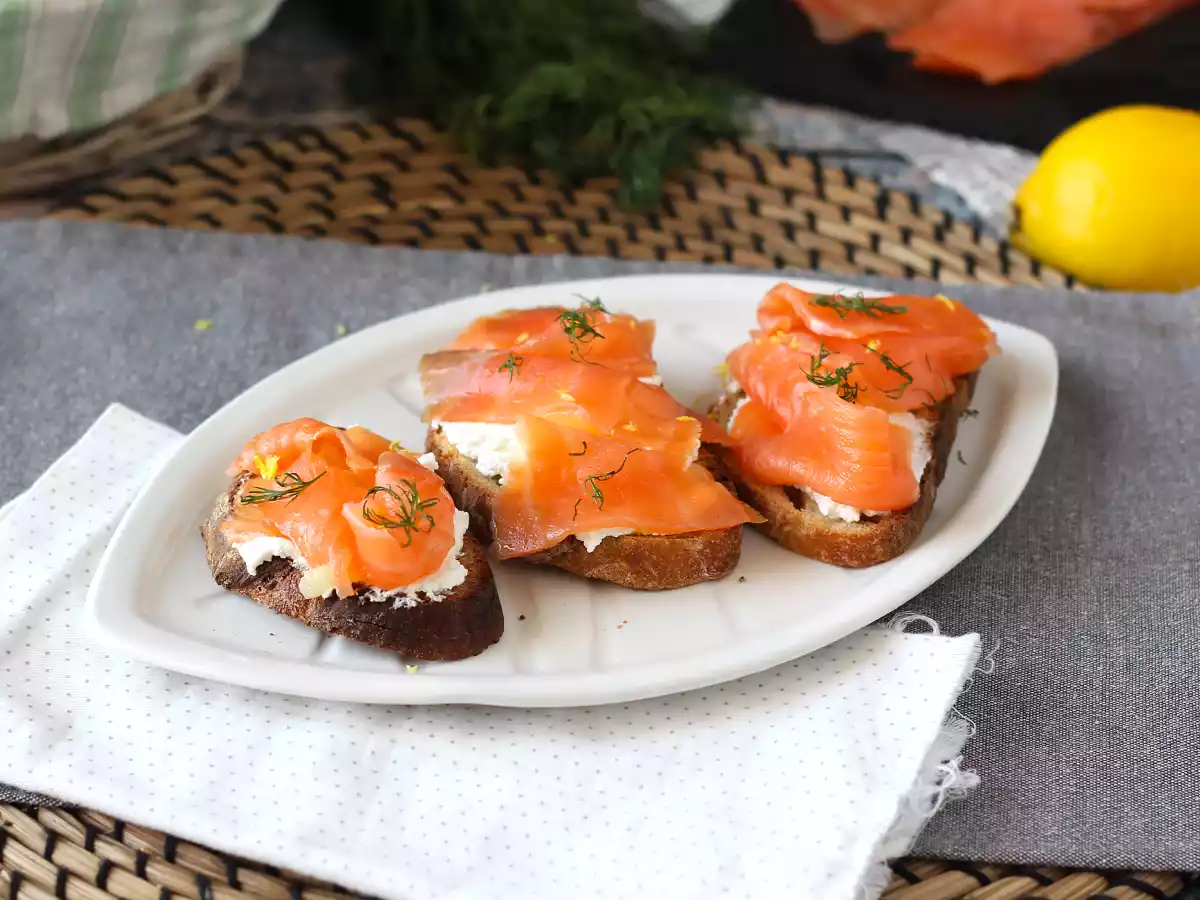 Verse geitenkaas en gerookte zalm op toast