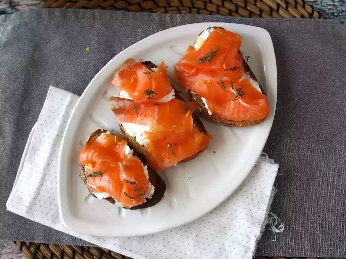 Verse geitenkaas en gerookte zalm op toast - foto 2