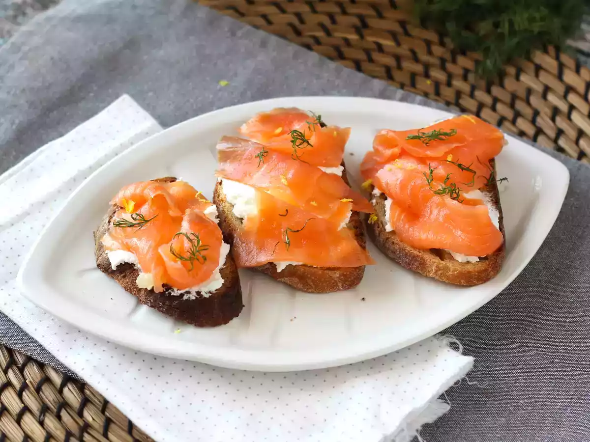 Verse geitenkaas en gerookte zalm op toast - foto 4