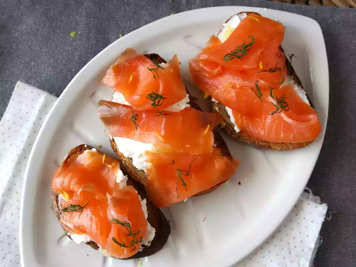 Verse geitenkaas en gerookte zalm op toast - foto 5