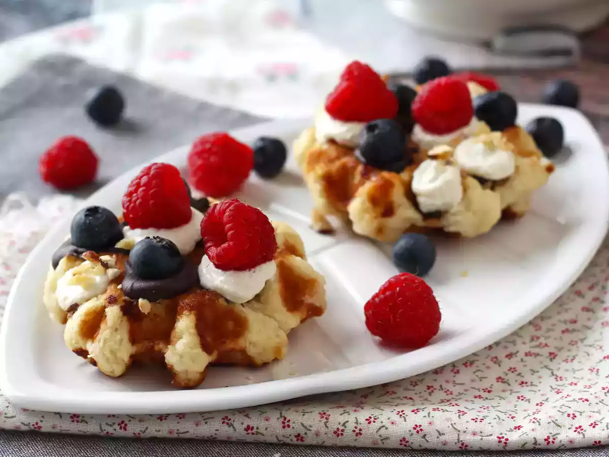 Wafels met fruit, chocolade en slagroom
