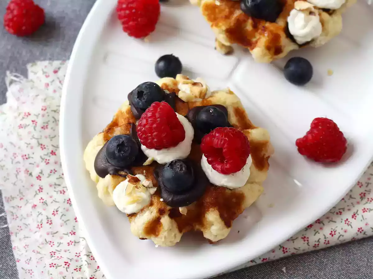 Wafels met fruit, chocolade en slagroom - foto 2