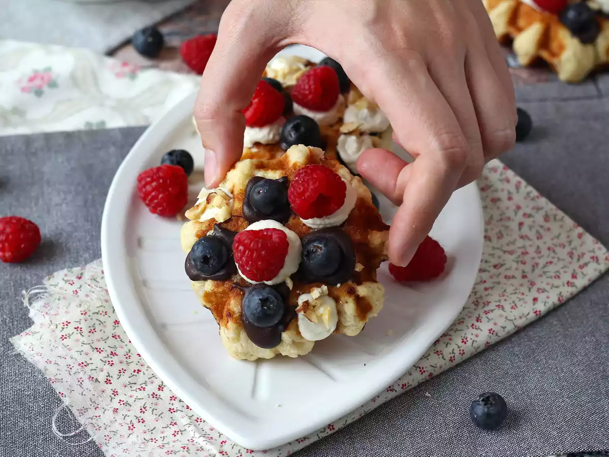 Wafels met fruit, chocolade en slagroom - foto 4