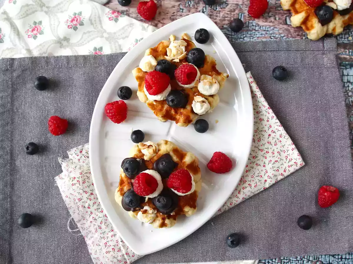 Wafels met fruit, chocolade en slagroom - foto 5