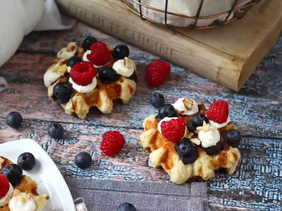 Wafels met fruit, chocolade en slagroom - foto 6