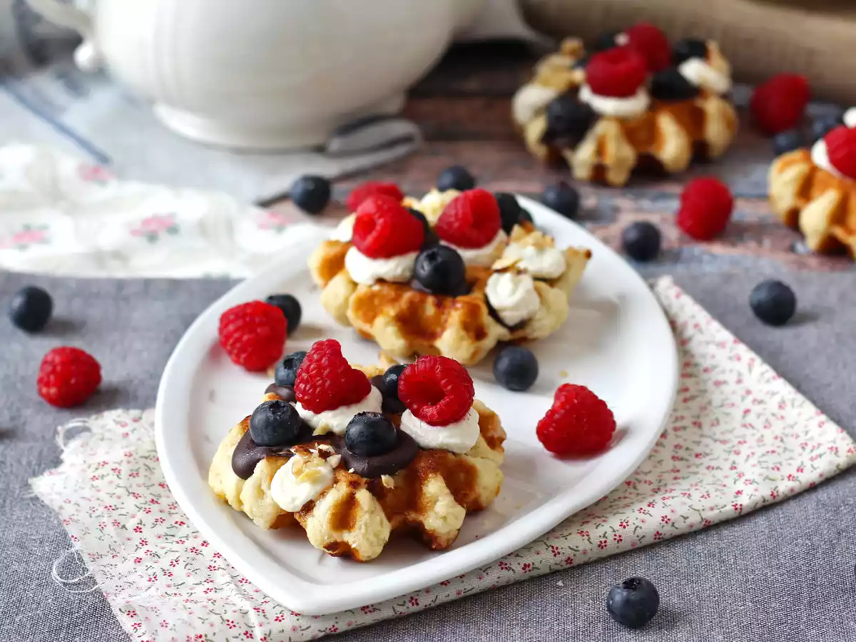Wafels met fruit, chocolade en slagroom - foto 7