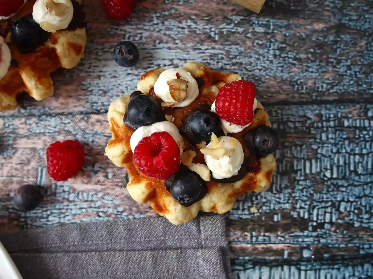 Wafels met fruit, chocolade en slagroom - foto 8