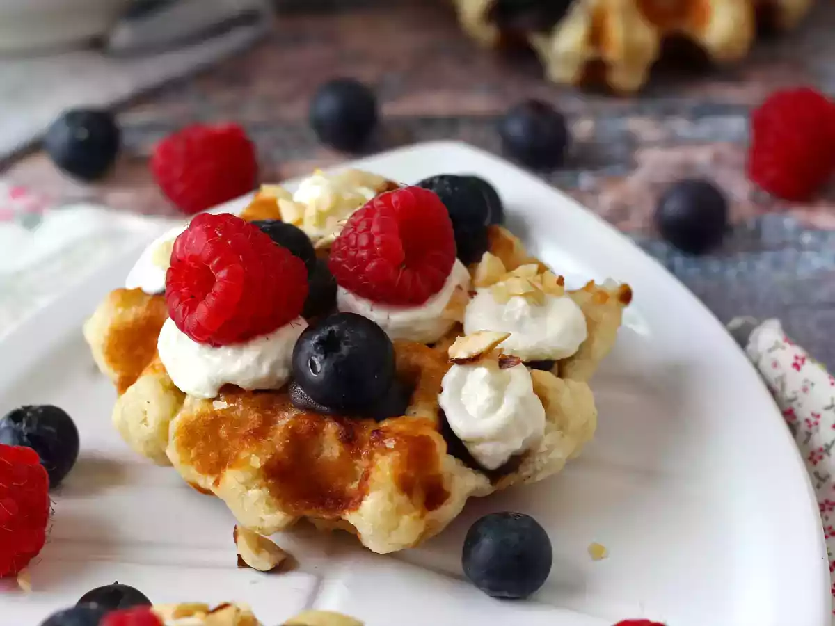 Wafels met fruit, chocolade en slagroom - foto 9