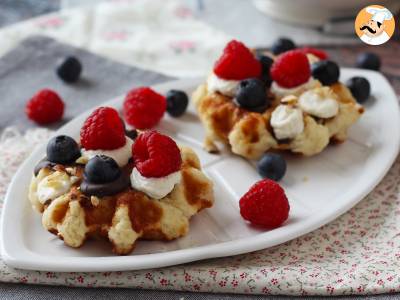 Wafels met fruit, chocolade en slagroom