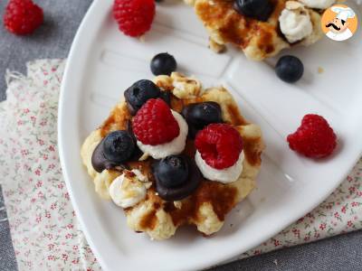 Wafels met fruit, chocolade en slagroom - foto 2