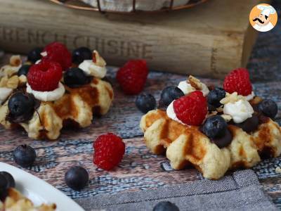 Wafels met fruit, chocolade en slagroom - foto 3