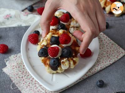 Wafels met fruit, chocolade en slagroom - foto 4