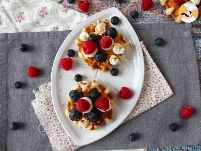 Wafels met fruit, chocolade en slagroom - foto 5