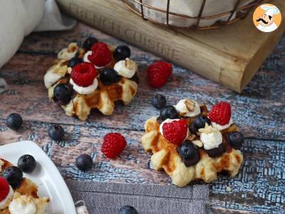 Wafels met fruit, chocolade en slagroom - foto 6