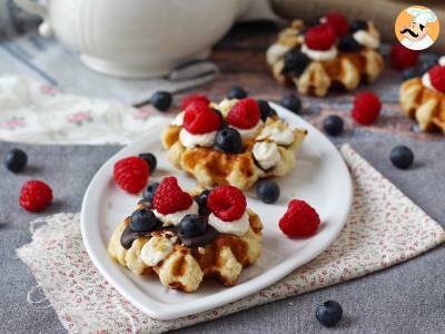 Wafels met fruit, chocolade en slagroom - foto 7