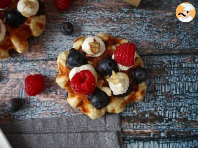 Wafels met fruit, chocolade en slagroom - foto 8