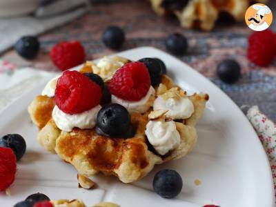 Wafels met fruit, chocolade en slagroom - foto 9