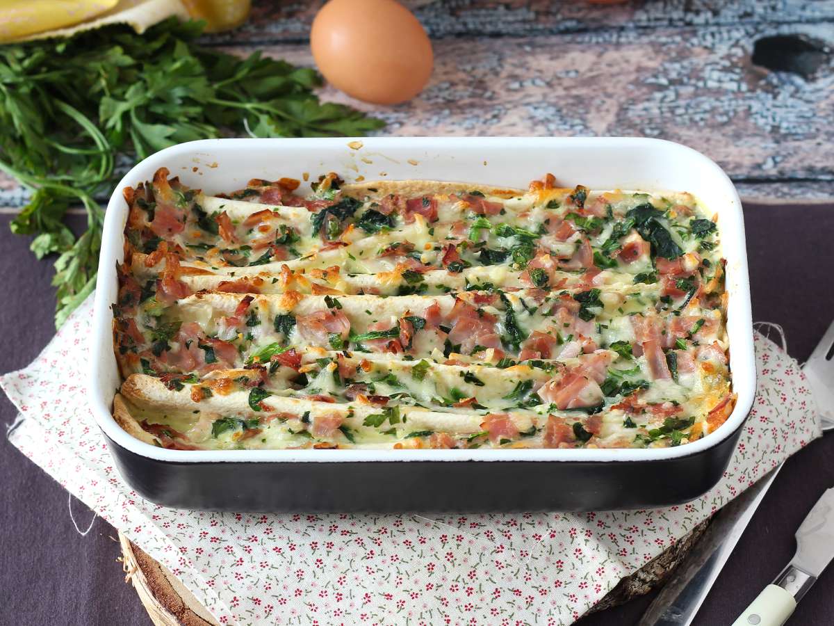 Wat kun je maken met tortilla's? Gratin met ham, spinazie en mozzarella in crinkle-cakestijl