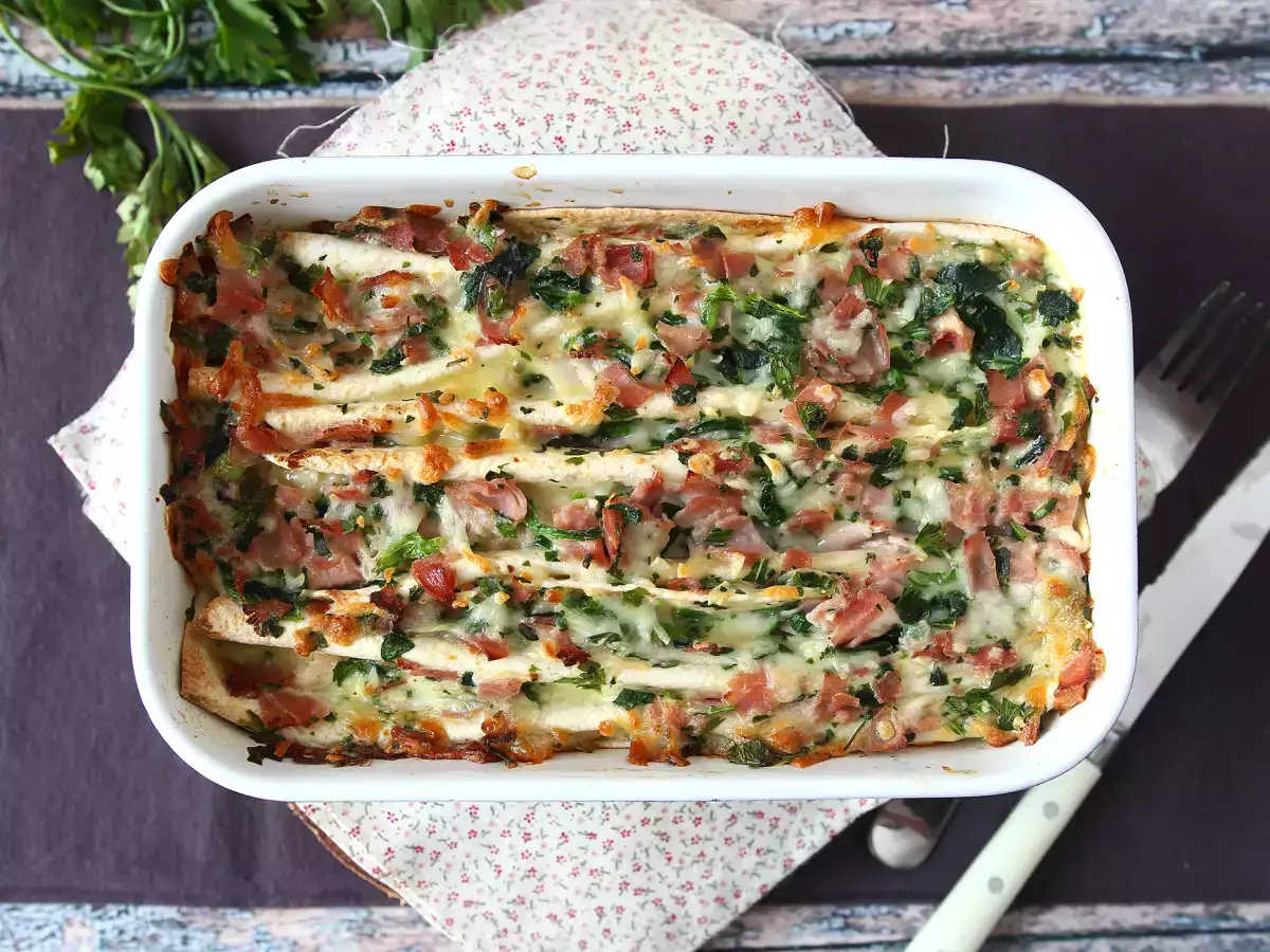 Wat kun je maken met tortilla's? Gratin met ham, spinazie en mozzarella in crinkle-cakestijl - foto 5