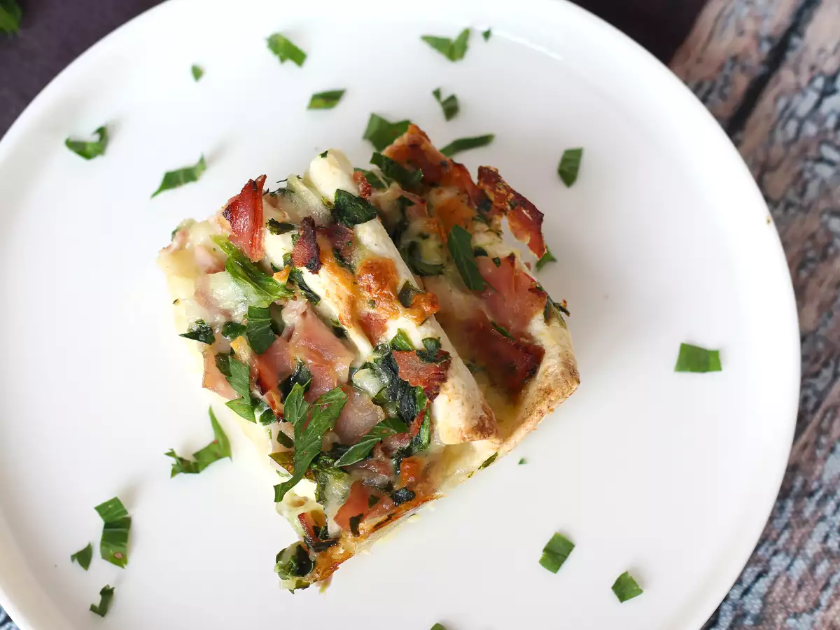 Wat kun je maken met tortilla's? Gratin met ham, spinazie en mozzarella in crinkle-cakestijl - foto 6