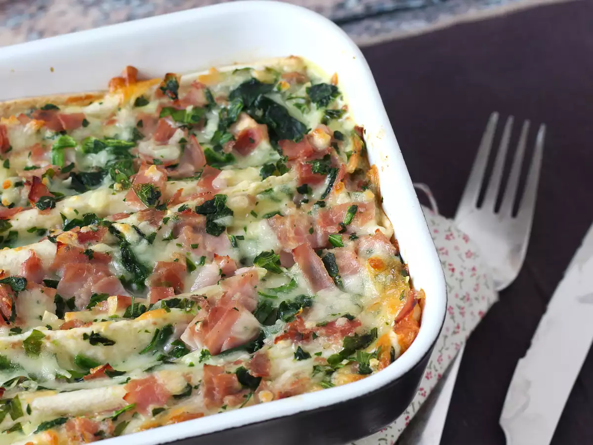 Wat kun je maken met tortilla's? Gratin met ham, spinazie en mozzarella in crinkle-cakestijl - foto 9