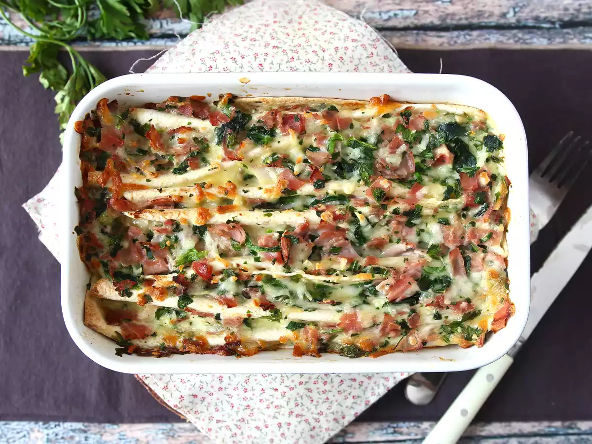 Wat te doen met tortilla's Gegratineerde ham, spinazie en mozzarella crinkle cake stijl - foto 5