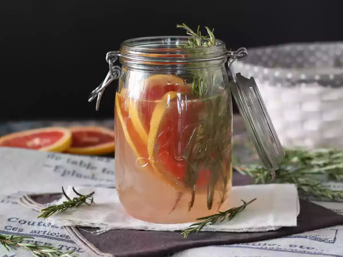 Water met grapefruit- en rozemarijnsmaak: detoxdrank zonder toegevoegde suiker