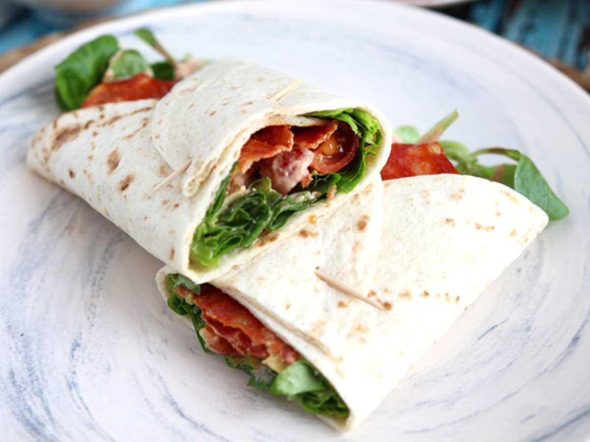 Wrapsandwich met chorizo, avocado en tomaat