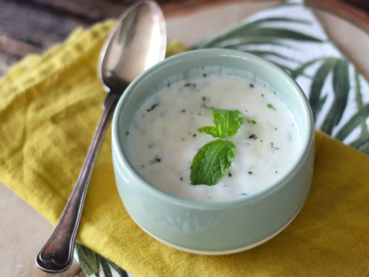 Yoghurtsaus voor salades en gehaktballetjes
