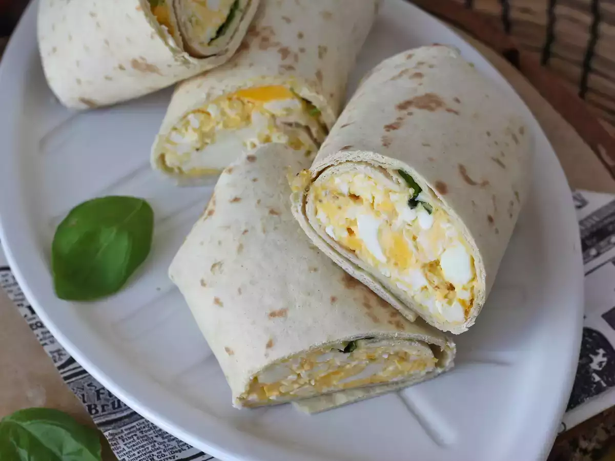 Zachte, eiwitrijke wrap met ei en feta - foto 2