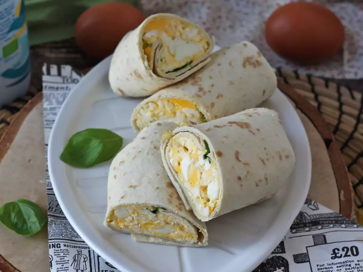 Zachte, eiwitrijke wrap met ei en feta - foto 3