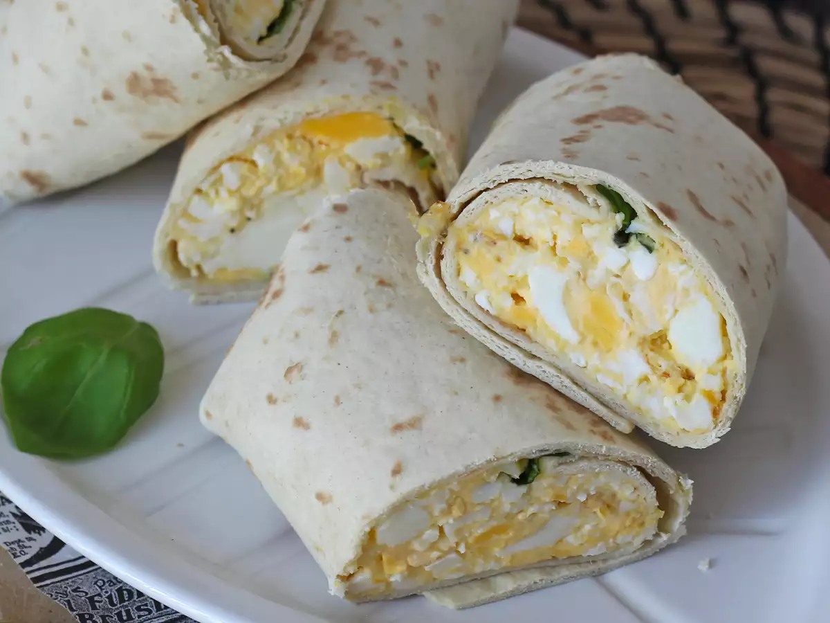 Zachte, eiwitrijke wrap met ei en feta - foto 4