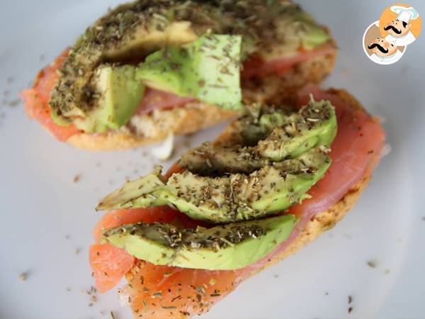 Zalm en avocado bruschetta