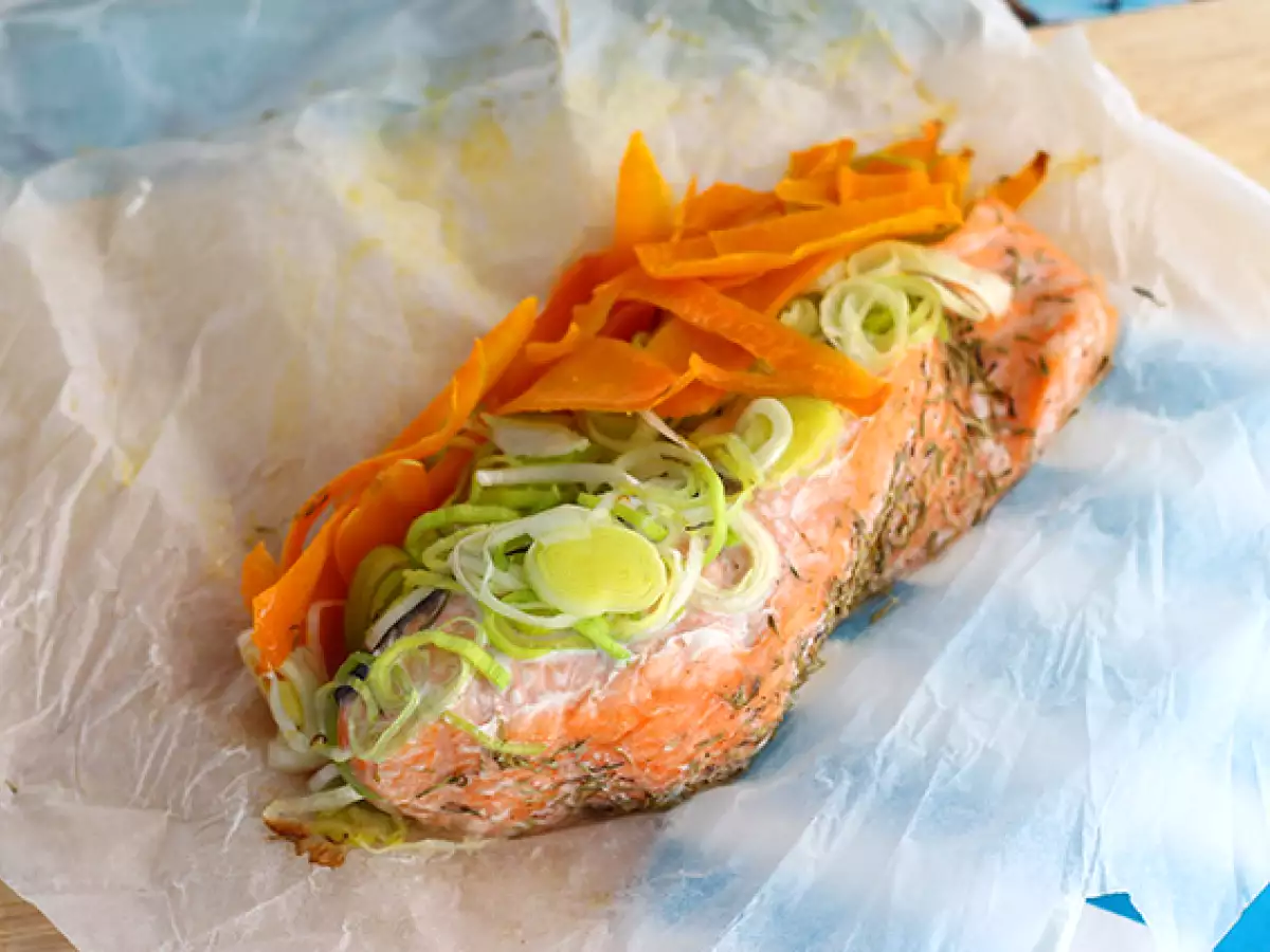 Zalm in papillot met wortel en prei