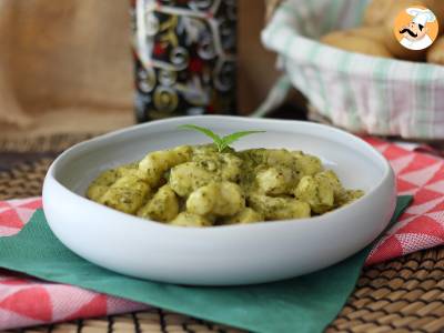 Zelfgemaakte aardappelgnocchi met pesto