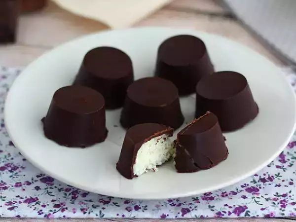 Recept Zelfgemaakte bounty-chocolaatjes met kokosvulling