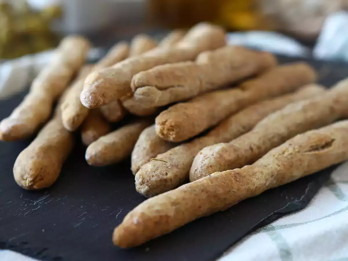 Zelfgemaakte grissini (broodstengels) met kruiden: gezond en knapperig - foto 3