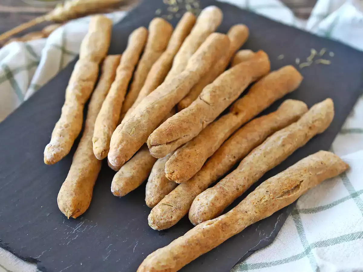 Zelfgemaakte grissini (broodstengels) met kruiden: gezond en knapperig - foto 5