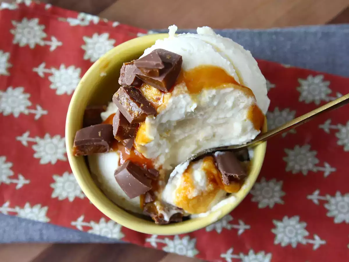 Zelfgemaakte McFlurry met karamel en daim, gemaakt met de Ninja Creami - foto 4