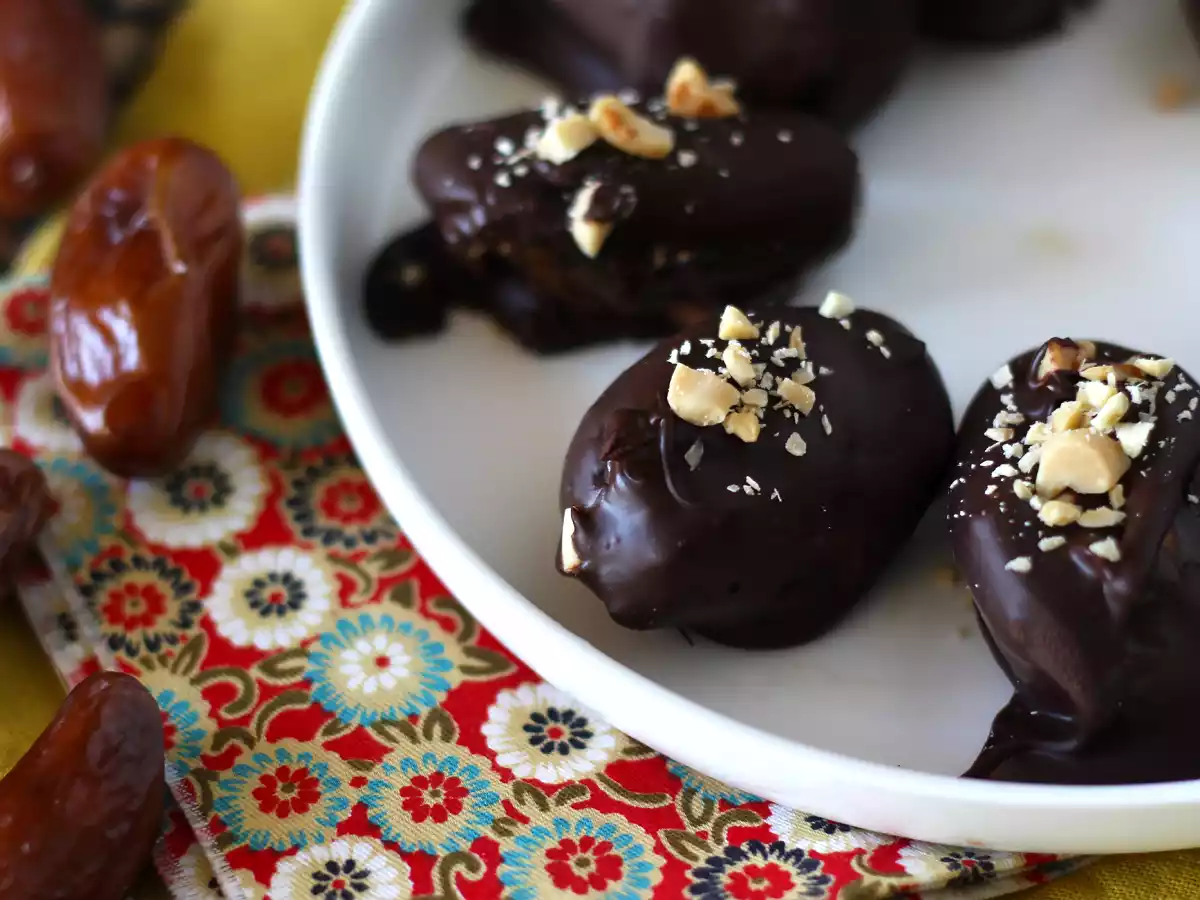Zelfgemaakte Snickers: dadels, pinda's en chocolade - een gezonde snack zonder toegevoegde suiker - foto 2