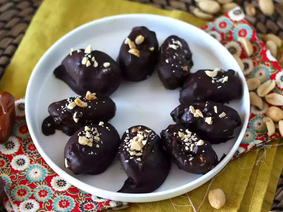 Zelfgemaakte Snickers: dadels, pinda's en chocolade - een gezonde snack zonder toegevoegde suiker - foto 3