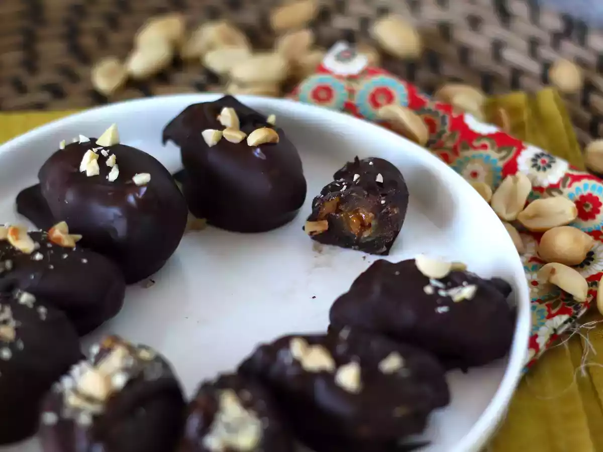 Zelfgemaakte Snickers: dadels, pinda's en chocolade - een gezonde snack zonder toegevoegde suiker - foto 4