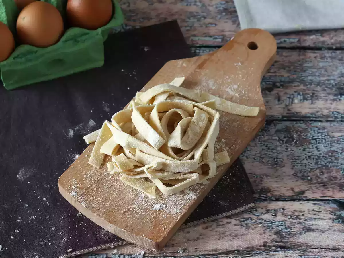 Zelfgemaakte tagliatelle, de procedure stap voor stap uitgelegd