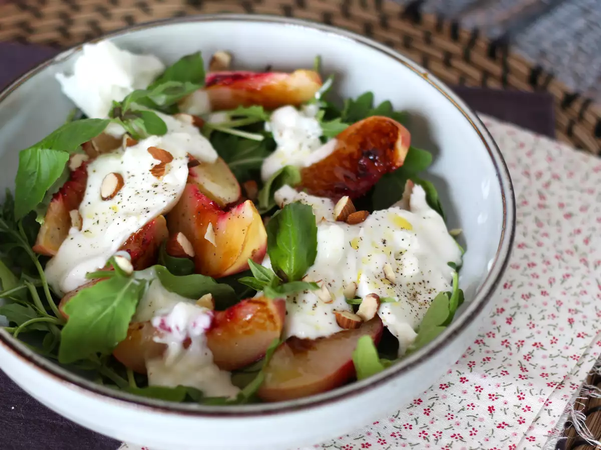 Zoet-hartige salade met geroosterde perziken, rucola en burrata (zachte zomerse smaken)