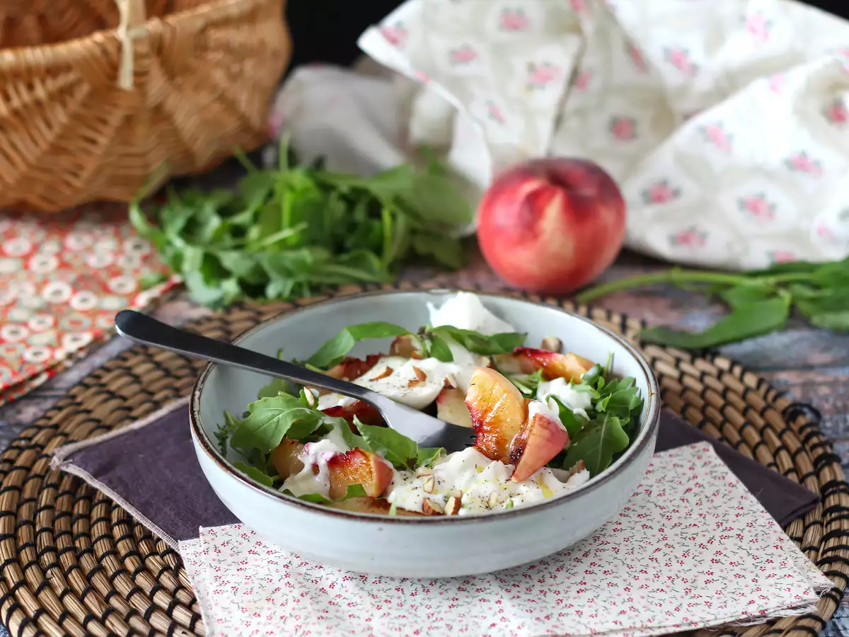 Zoet-hartige salade met geroosterde perziken, rucola en burrata (zachte zomerse smaken) - foto 3