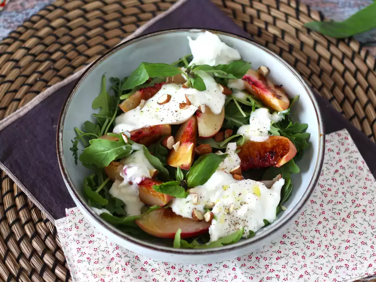 Zoet-hartige salade met geroosterde perziken, rucola en burrata (zachte zomerse smaken) - foto 5
