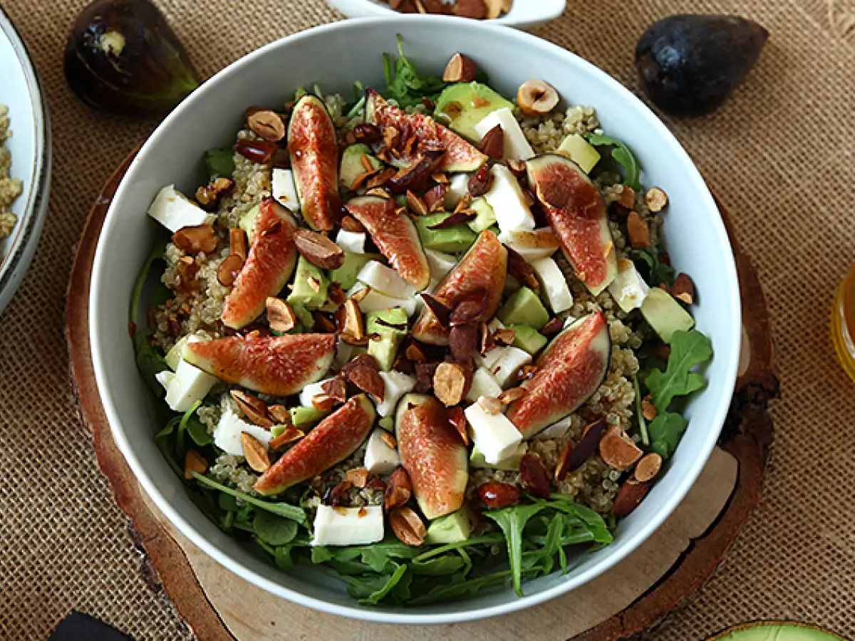 Zoet-hartige salade met vijgen, rucola, quinoa, mozzarella en avocado